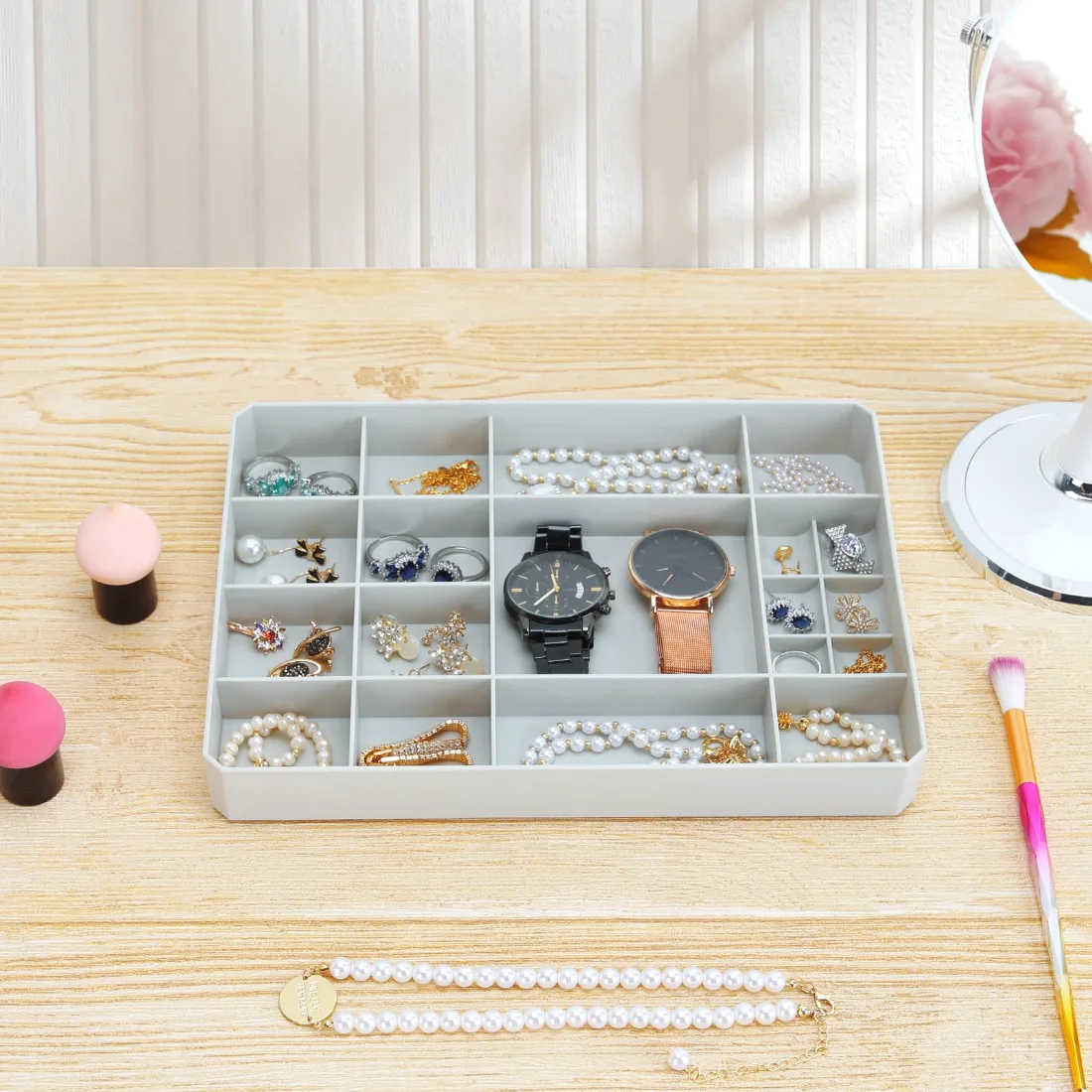 LETURE Clear Earring Organizer in Grey, view 4