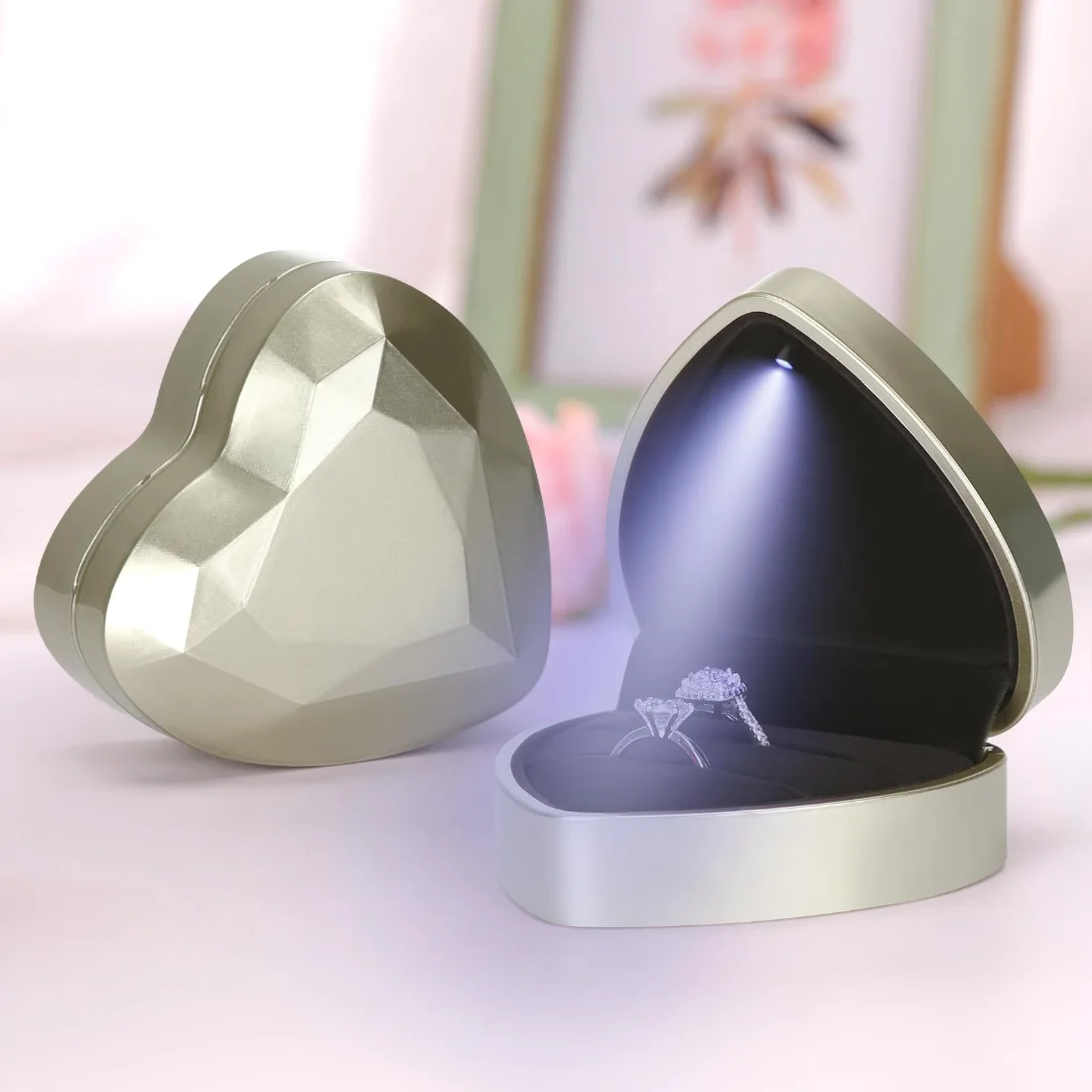 LETURE Heart LED Double Ring Box in Gold, view 4
