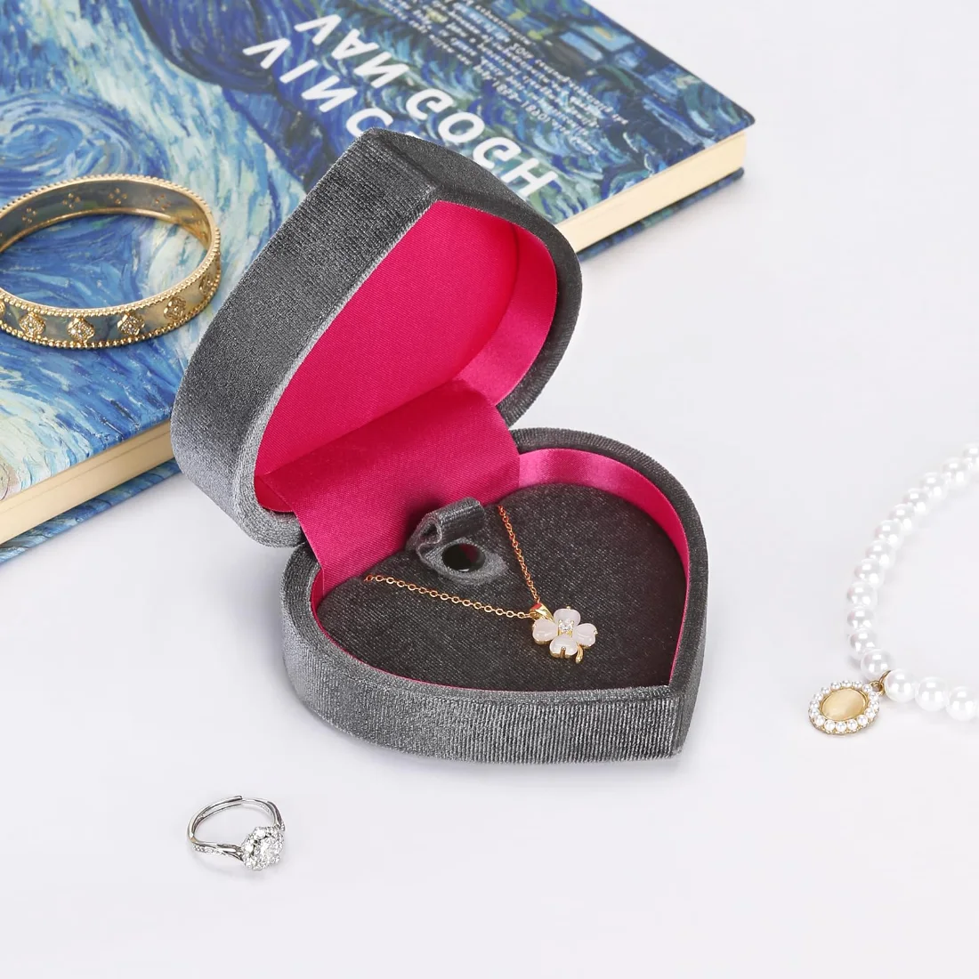 LETURE Heart Velvet Pendant Box in Grey, view 3