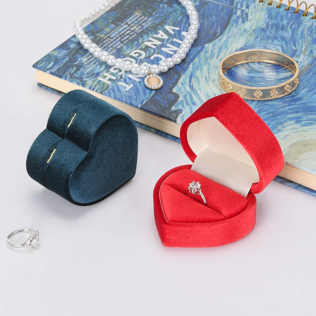 LETURE Heart Velvet Ring Box in Red, view 4