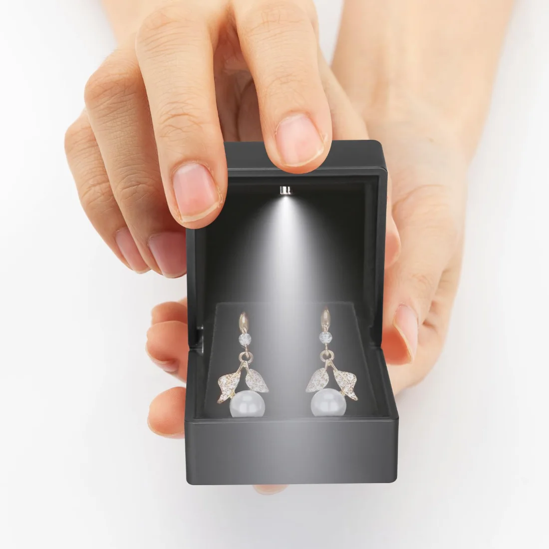 LETURE LED Stud Earring Box in Black, view 4
