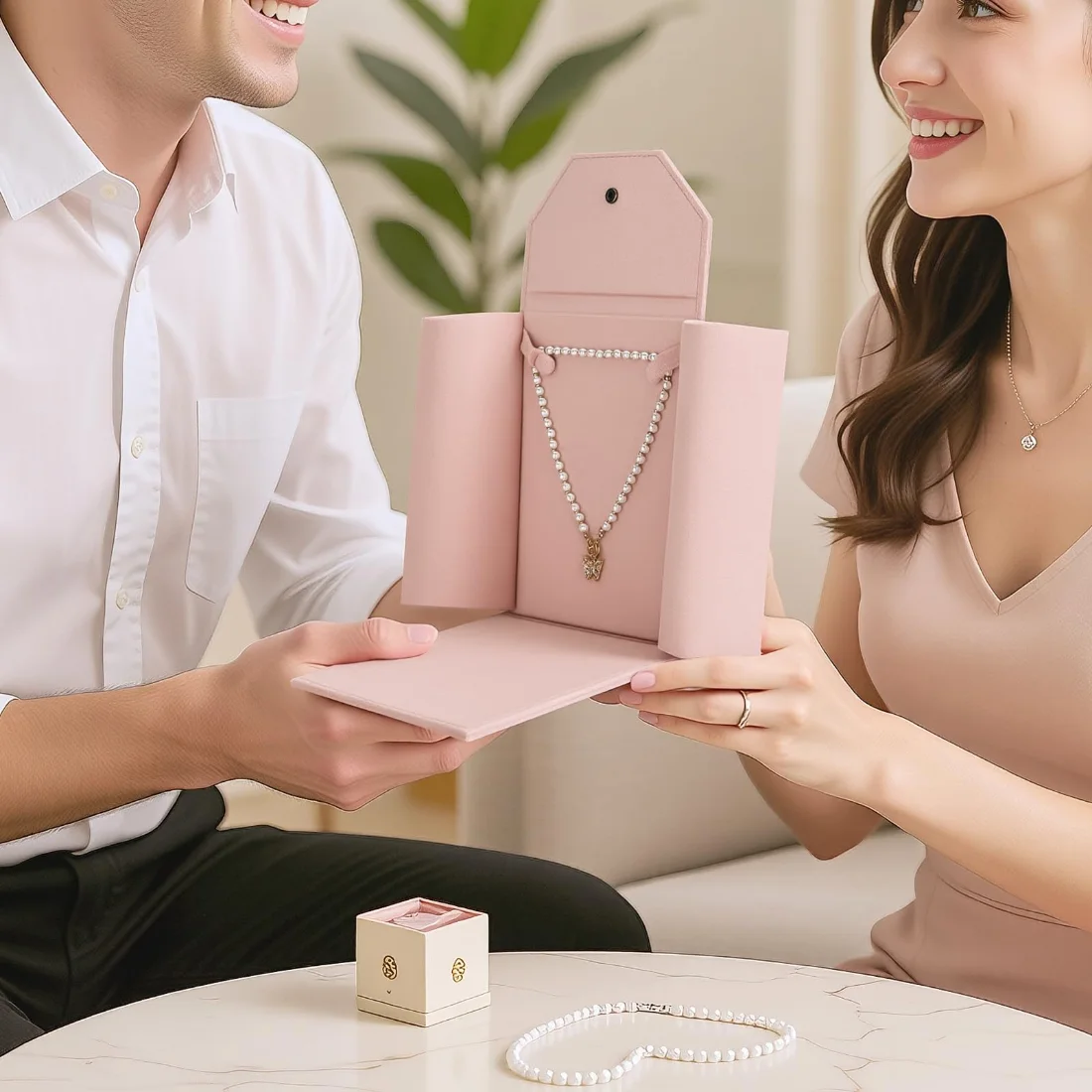 LETURE Velvet Jewelry Folder in Pink, view 2