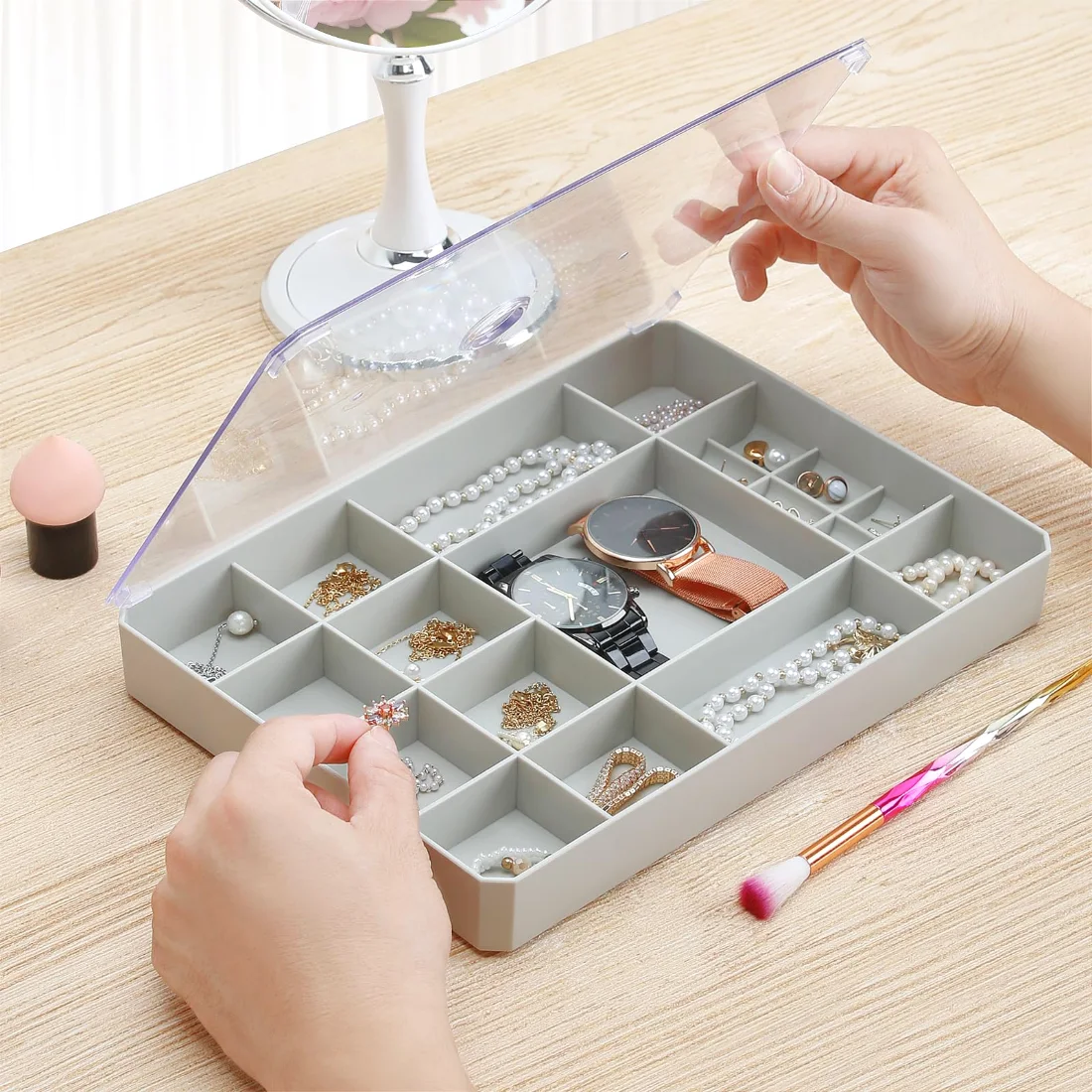 LETURE Clear Earring Organizer in Grey, view 3