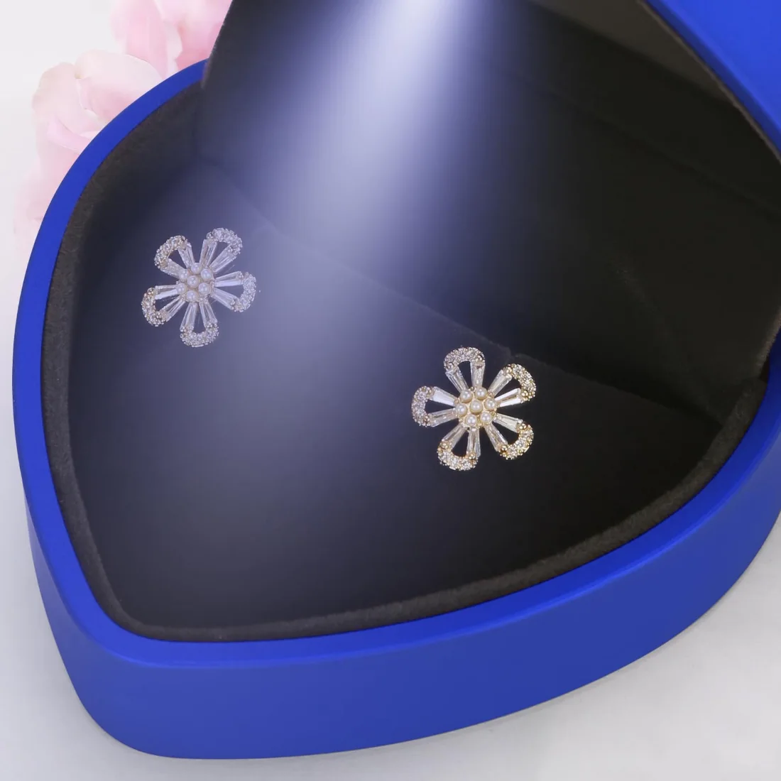 LETURE Heart LED Earring Box in Blue, view 3
