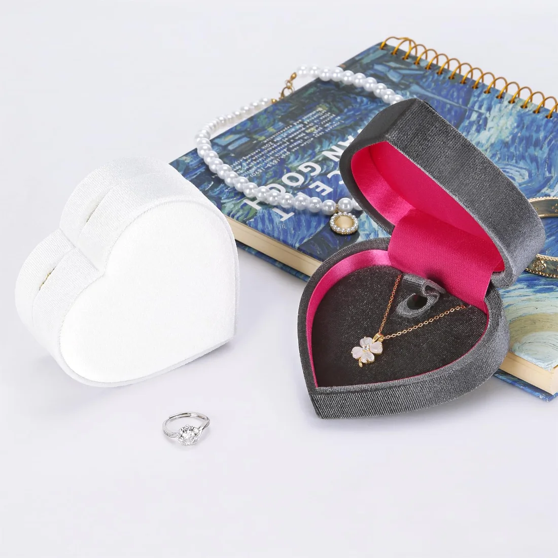 LETURE Heart Velvet Pendant Box in Grey, view 4