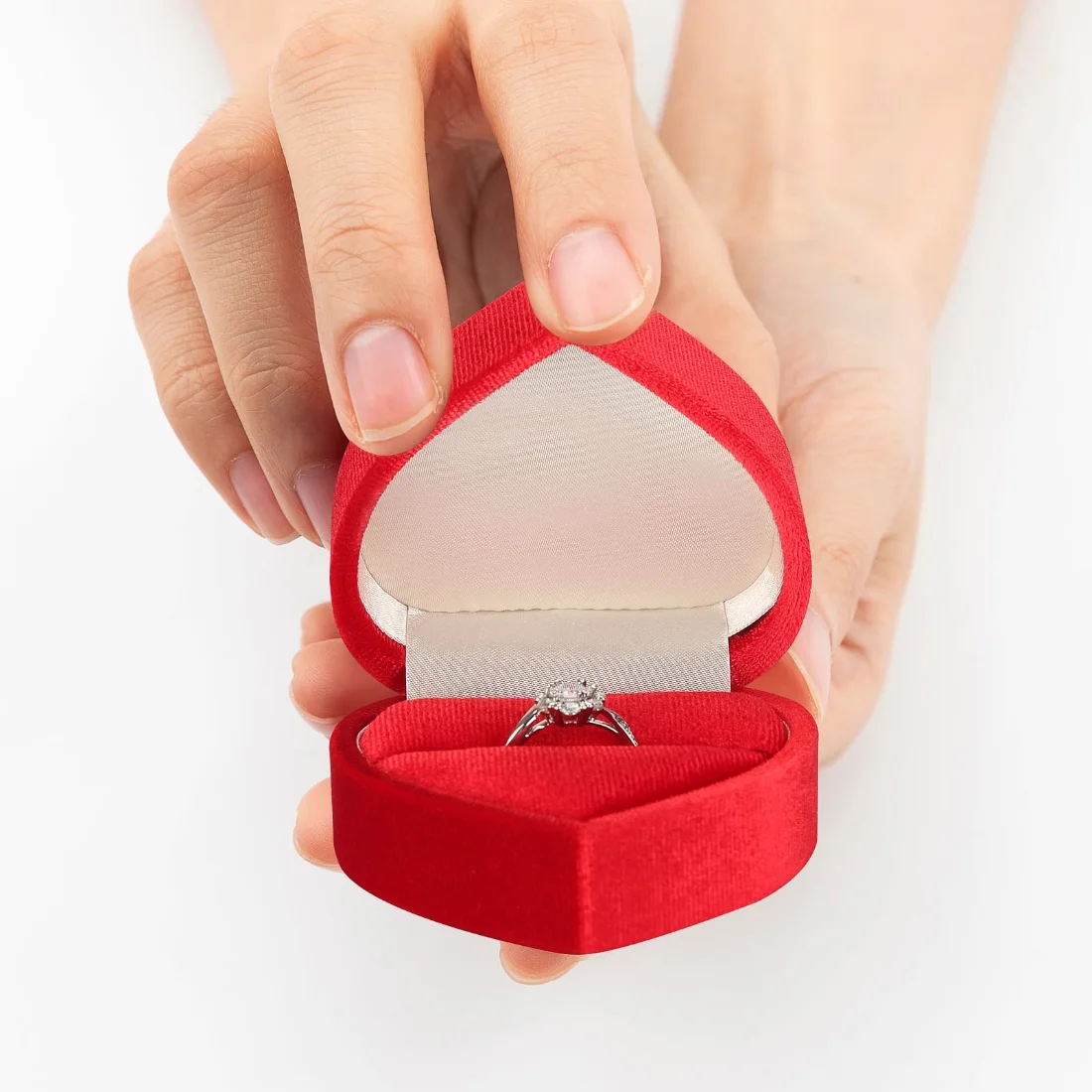 LETURE Heart Velvet Ring Box in Red, view 2