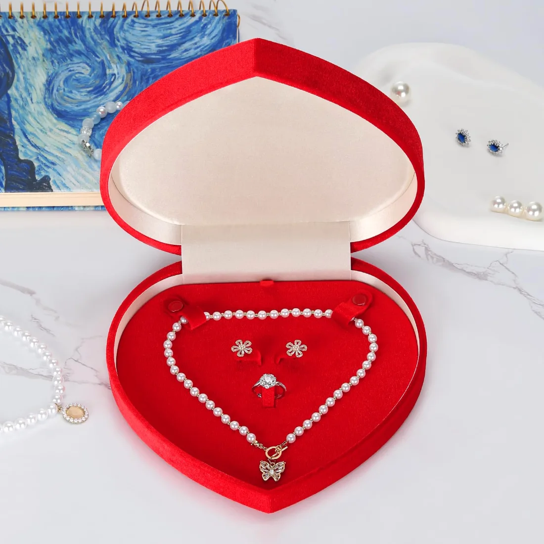 LETURE Heart Velvet Set Box in Red, view 4