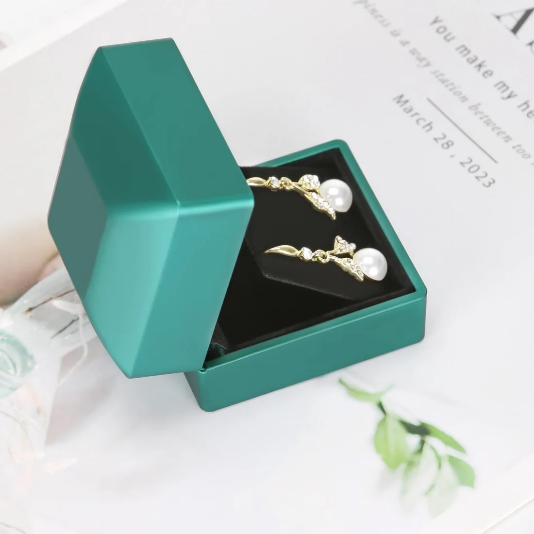 LETURE LED Stud Earring Box in Green, view 2