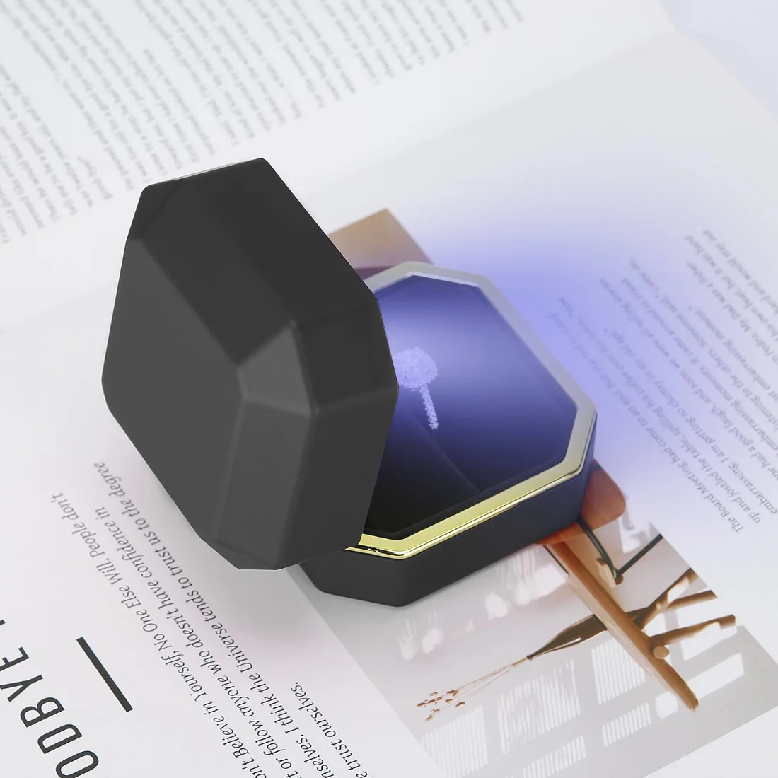 LETURE Luxury LED Ring Box in Black, view 3