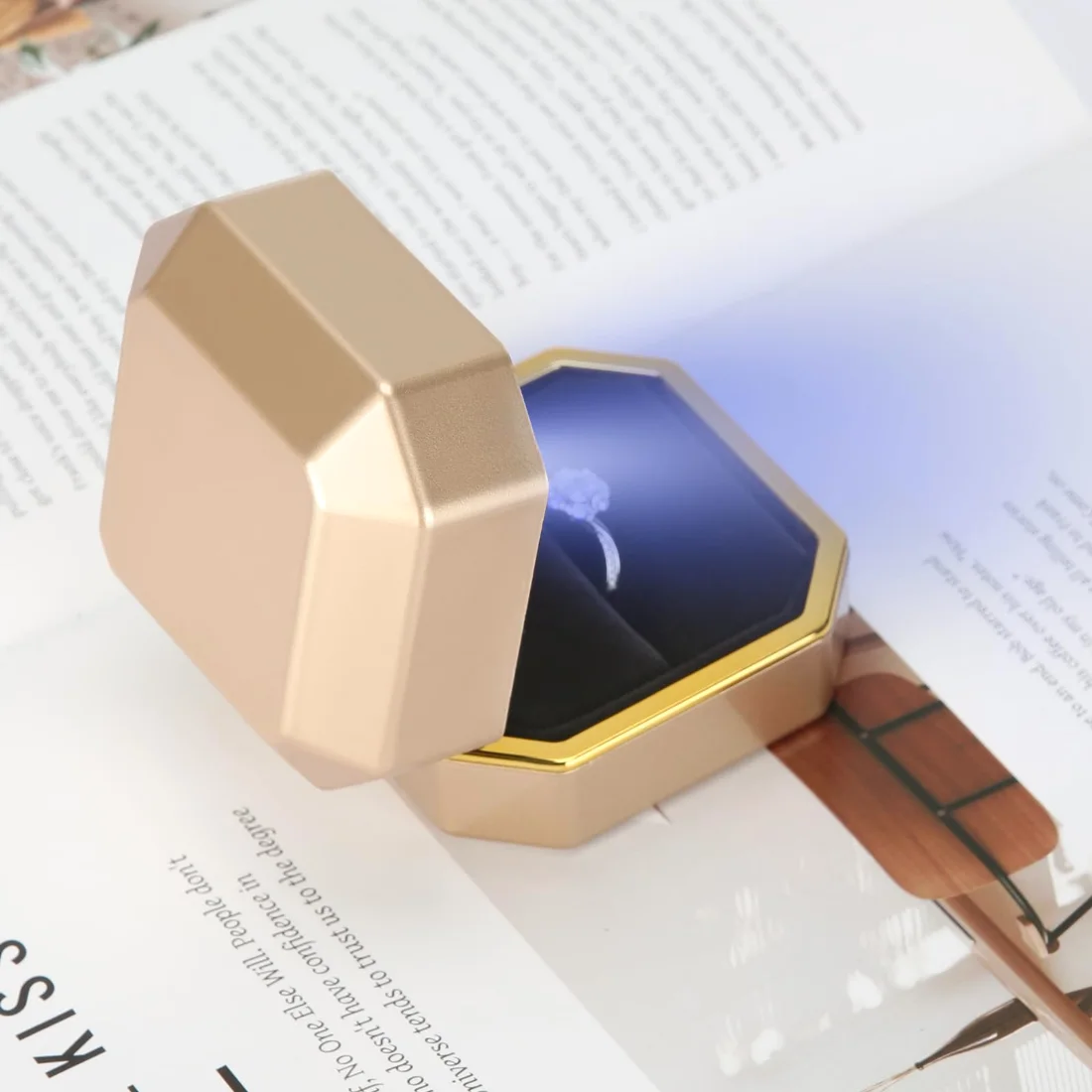 LETURE Luxury LED Ring Box in Gold, view 4