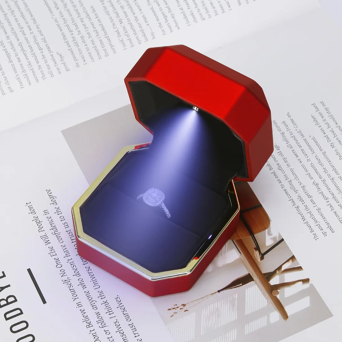 LETURE Luxury LED Ring Box in Red, view 5